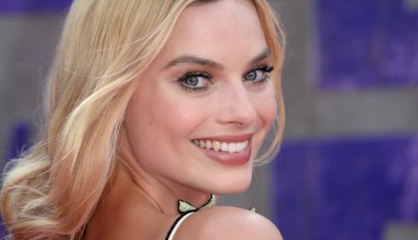 Borítókép: Ez lesz a nyár legnépszerűbb frizurája? Margot Robbie szivárványszínű hajánál nem látsz ma jobbat