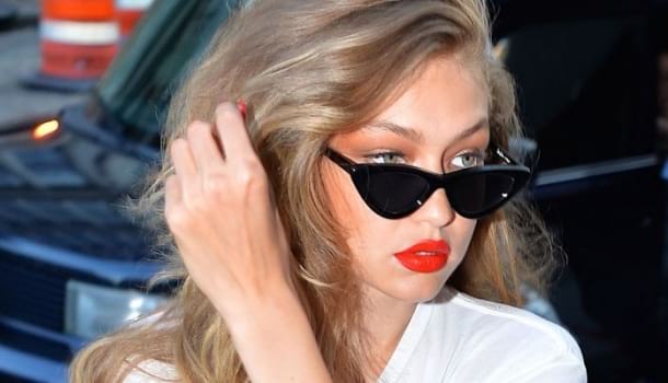 Borítókép: Unod, hogy mindig az arcodba lóg a hajad? Próbáld ki ezt a stílusos trükköt!