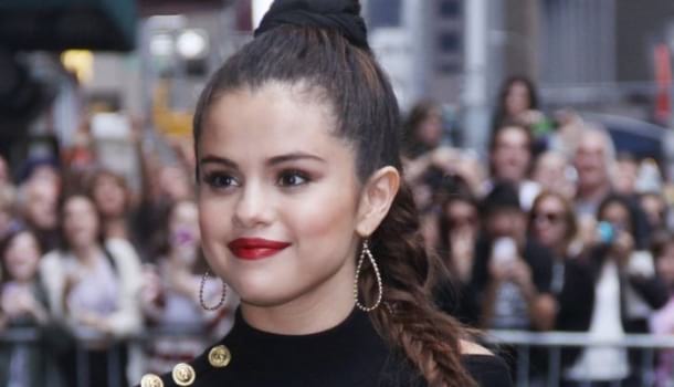 Borítókép: Még Carrie Bradshaw is utálta, most mégis újra trendi ez a hajba való