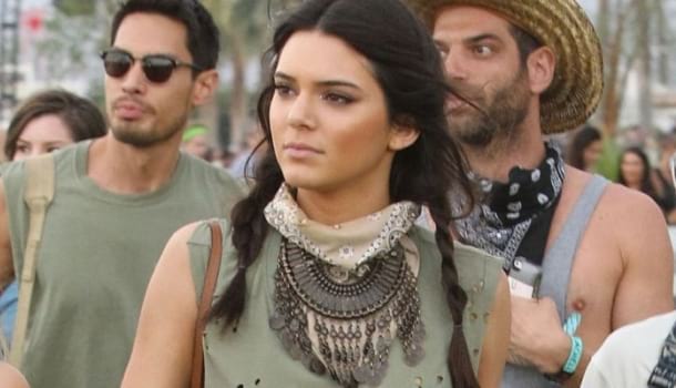 Borítókép: A virágos fejdísz már nem menő! Helyette ez a kiegészítő az idei fesztiválszezon legnagyobb slágere