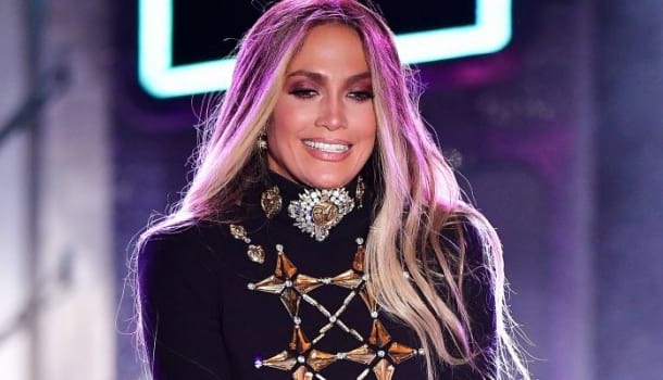 Borítókép: Kinek állt jobban? JLo megára húzta Kendall Jenner veszélyesen felsliccelt ruháját