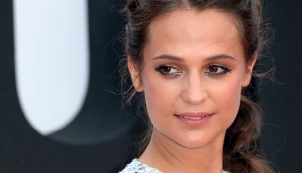Borítókép: Mi lett a bájos alakjával? Alicia Vikander irreálisan kockás hasát nem bírjuk feldolgozni – FOTÓ