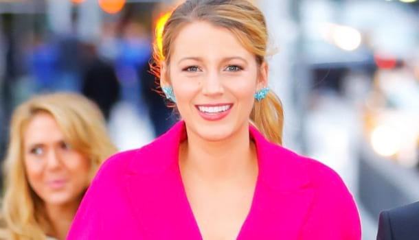 Borítókép: Neki még ez is jól áll! Blake Lively láthatósági mellényben ment gálázni