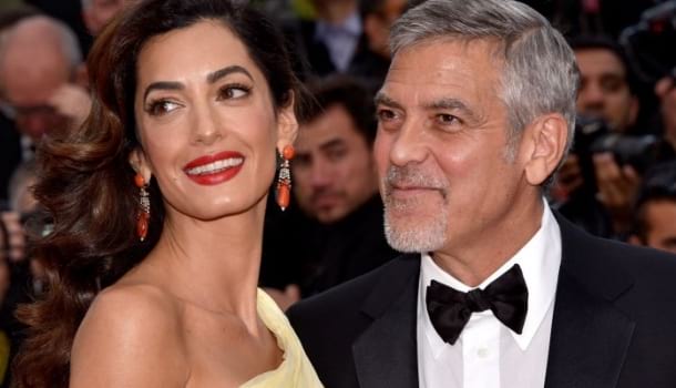 Borítókép: Ez lenne a jó házasság titka? George és Amal Clooney máris önfeledten randizgat az ikrek nélkül – FOTÓK