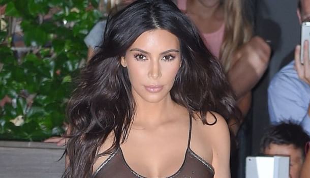 Borítókép: Az év legdurvább szettje! Kim Kardashian teljesen átlátszó plasztikruhájától kifekszel