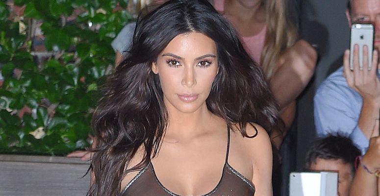 Borítókép: Az év legdurvább szettje! Kim Kardashian teljesen átlátszó plasztikruhájától kifekszel
