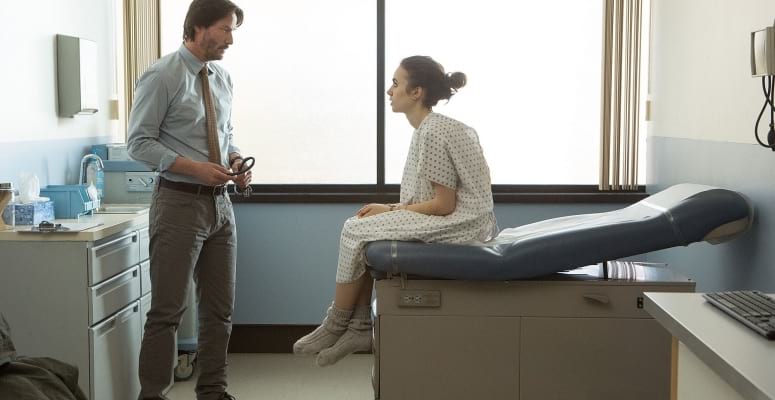 Borítókép: Keanu Reeves megpróbálja kigyógyítani Lily Collinst az anorexiájából – egy film, amit nem könnyű nézni, mégis muszáj