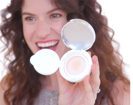 Borítókép: Zseniális trükk: így vidd fel a fényvédőt a sminked fölé