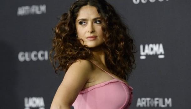 Borítókép: Te képes lennél erre? Salma Hayek megmutatta, hogy mit visel a ruhája alatt, hogy tökéletesnek tűnjön az alakja