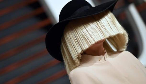 Borítókép: Sia felismerhetetlen az új frizurájával – FRISS FOTÓK