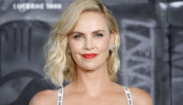Borítókép: Ciki vagy menő? Charlize Theron 40 felett sem tud lekattanni erről a ruhadarabról