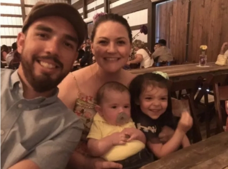 Borítókép: Apa és kislánya igazán nemes dolgot tesz nap mint nap a család legkisebb tagjáért