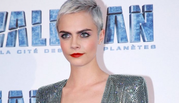 Borítókép: Tetőtől talpig kristály: Cara Delevingne vörös szőnyeges ruhájától tuti, hogy eláll a lélegzeted!