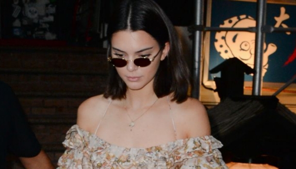 Borítókép: Ez most crop top vagy melltartó, szoknya vagy ing? Kendall Jenner új szettje megzavarta a világot