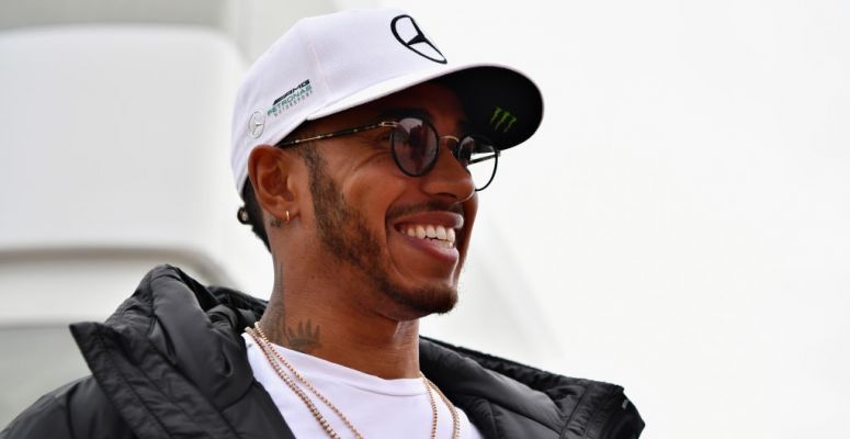 A barna lányok az esetei! Palvin Barbi helyett ezzel a dögös csajjal randizik most Lewis Hamilton!