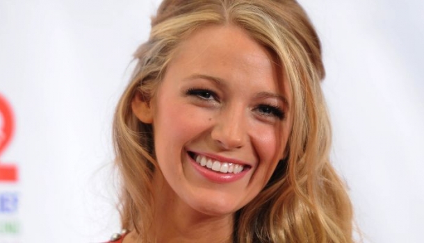 Borítókép: Blake Lively bebizonyította, hogy olcsó farmerben is úgy néz ki, mintha drága lenne az outfitje 