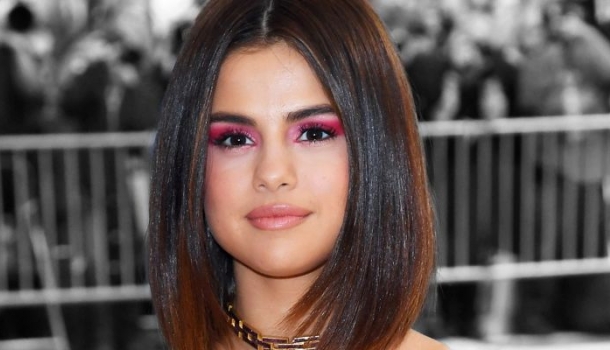 Borítókép: Te is szerelembe estél? Selena Gomez első táskakollekciójából minden nőnek kellene legalább egy darab 