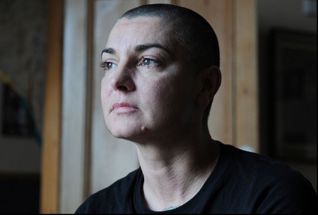 Borítókép: Sinéad O'Connor megint könnyek között üzent ebben a nyugtalanító videóban