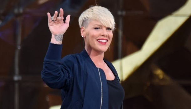 Borítókép: Pink már megékezett a Szigetre! Ezzel a videóval köszönt be a rajongóknak