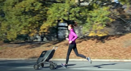 Borítókép: Jön az okosbabakocsi, amit kapaszkodás nélkül irányíthatsz, és ez még nem minden