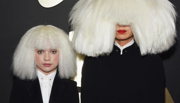 Borítókép: Rá sem lehet ismerni a Sia klipjeiből ismert táncoslányra – FOTÓK