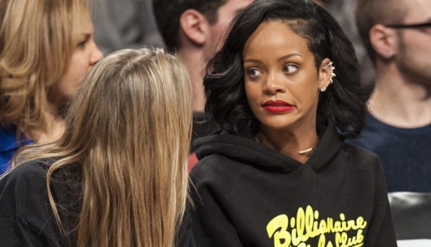 Borítókép: Ez durva! Ebben a szettben ment Rihanna a barátja temetésére