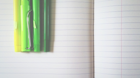 Borítókép: A zöld toll módszer – avagy nem attól lesz jobb tanuló a gyerek, ha a hibáit láttatod vele!