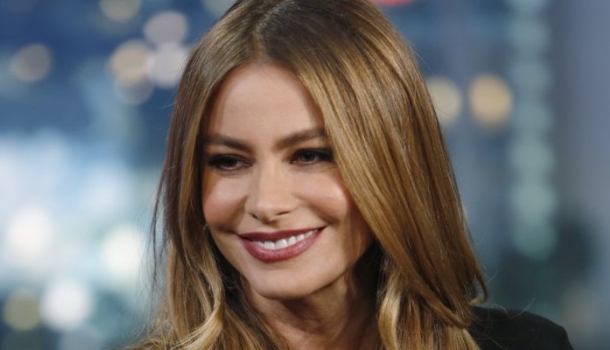 Borítókép: Nő még sosem volt olyan stílusos szakadt farmerben és kinyúlt pólóban, mint Sofía Vergara