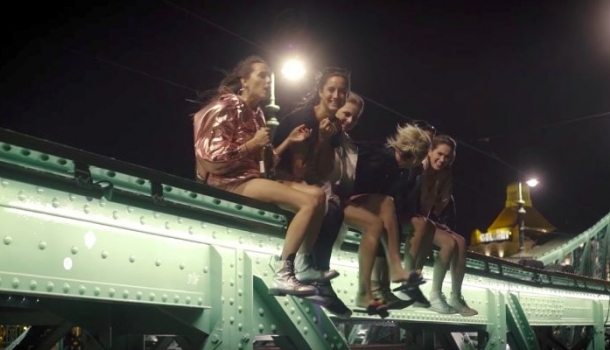 Borítókép: Imádjuk! Így őrültek meg a kedvenc magyar színésznőink a budapesti éjszakában - VIDEÓ