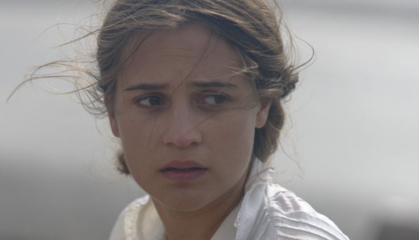 Borítókép: Szerinted is túl sok? Olyan túlfűtött lett Alicia Vikander új filmjének trailere, hogy volt, ahol betiltották