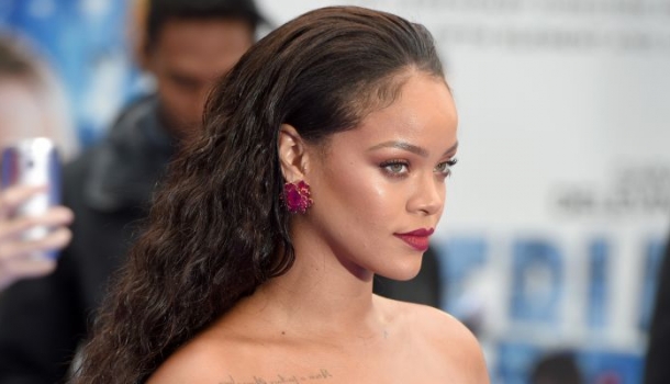 Borítókép: Ettől a helytől leesik az állad: less be Rihanna vadiúj, káprázatos otthonába!