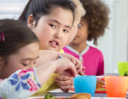 Borítókép: Lekövérezték az ötéves kislányt, aki ezután „érettebben és elegánsabban kezelte a helyzetet, mint a legtöbb harmincas”