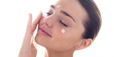 Borítókép: Egy arckrémfüggő vallomása: 5 hétig nem használtam semmiféle krémet, és ez történt az arcommal!