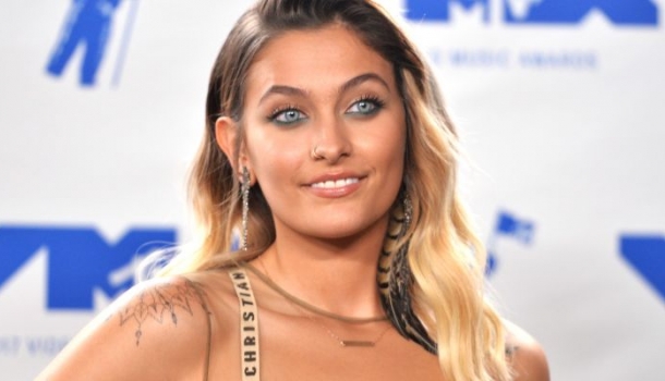 Borítókép: Hupsz! Valami nagyon furcsa kandikál ki Paris Jackson gyönyörű Dior-ruhája alól