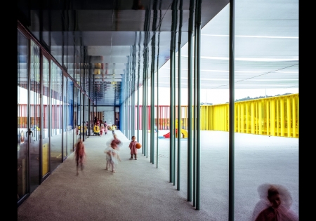 Borítókép: Újra gyerekek akarunk lenni! 16 mesebeli óvodaépület a Föld körül