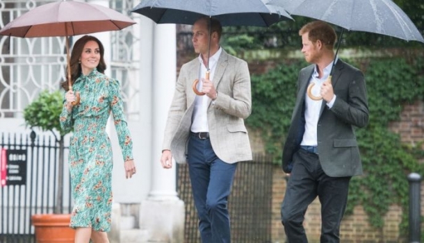 Borítókép: Vilmos, Katalin és Harry szakadó esőben emlékeztek Diana hercegnőre halálának 20. évfordulóján – fotók!