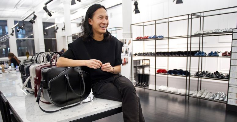 Alexander Wang táskájánál aligha lesz csillogósabb darab 2018 tavaszán!