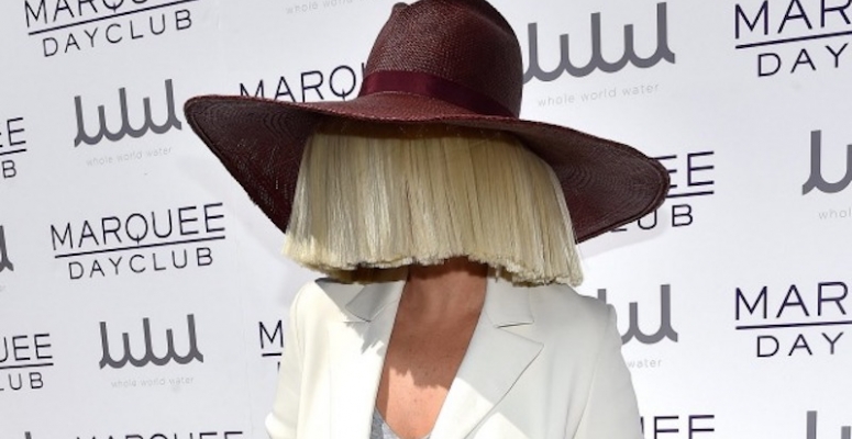 Sia parókája nélkül, tök pucér arccal mutatkozott Kate Hudson forgatásán