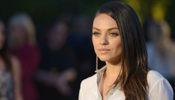Borítókép: Rá sem ismerünk! Így néz ki Mila Kunis szőke, rövid hajjal – FOTÓK