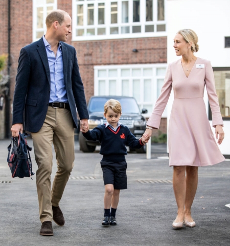 Borítókép: Az életében először iskolába készülő György herceg pont úgy néz ki, mint Vilmos és Harry a maguk idejében