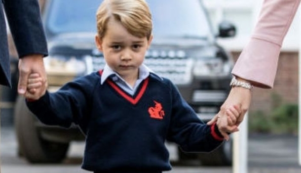 Borítókép: Az életében először iskolába készülő György herceg pont úgy néz ki, mint Vilmos és Harry a maguk idejében