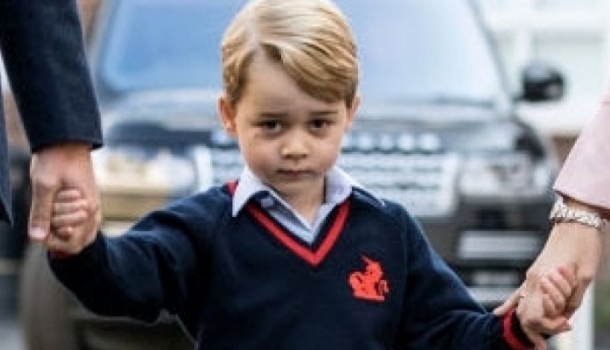Borítókép: Az életében először iskolába készülő György herceg pont úgy néz ki, mint Vilmos és Harry a maguk idejében
