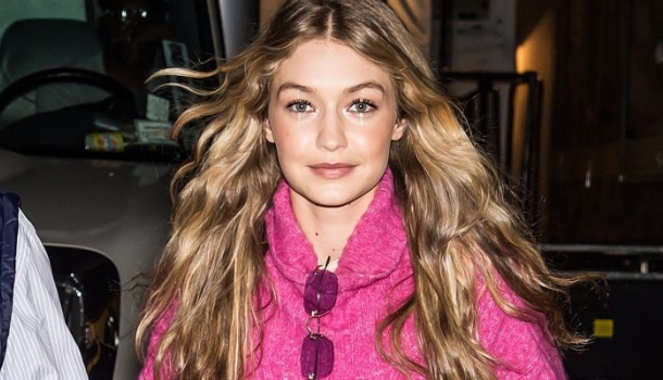 Borítókép: Gigi Hadid bemutatja: íme, az ősz legmegosztóbb cipőtrendje, amit csak imádni vagy utálni lehet