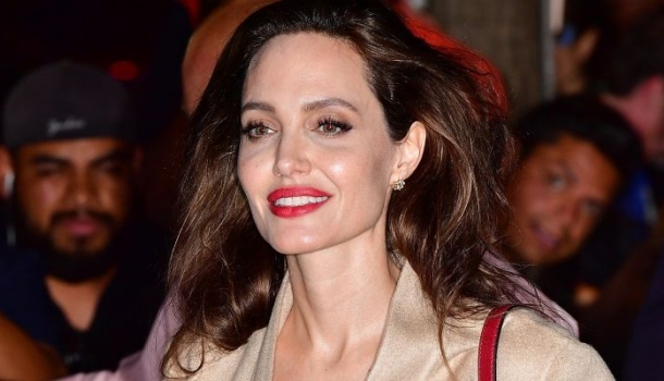 Borítókép: Visszatért! Angelina Jolie olyan stílusos szettben lépett az utcára, hogy nem is hiszünk a szemünknek