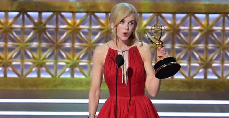 Nicole Kidman, a csókkirálynő: férje mellett még egy pasit szájon csókolt a színésznő az Emmy-gálán!