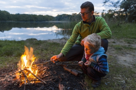 Borítókép: Így gyújts tüzet esős időben! - Alapfokú tábortűz kisokos