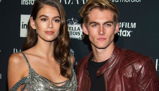 Borítókép: Mikor láttad utoljára? Lehet, hogy Cindy Crawford lánya az idei divathét sztárja, de a fia se semmi – FRISS FOTÓK