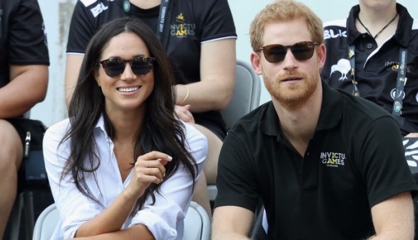 Borítókép: Végre kéz a kézben! Meghan Markle és Harry herceg első hivatalos megjelenése párként
