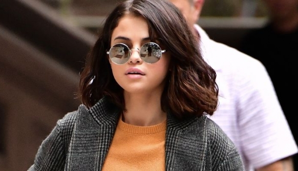Borítókép: Így kell ezt csinálni! Selena Gomez most megmutatta, hogyan kell méltósággal viselni az őszi időjárást