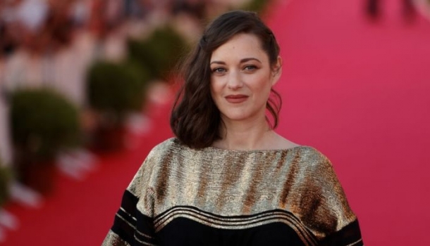 Borítókép: Fogadjunk, hogy sosem láttad még Marion Cotillard-t szőke hajjal! Pedig neki ez is mesésen áll
